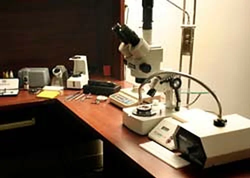 The workbench with a microscope, lamps and setting tools